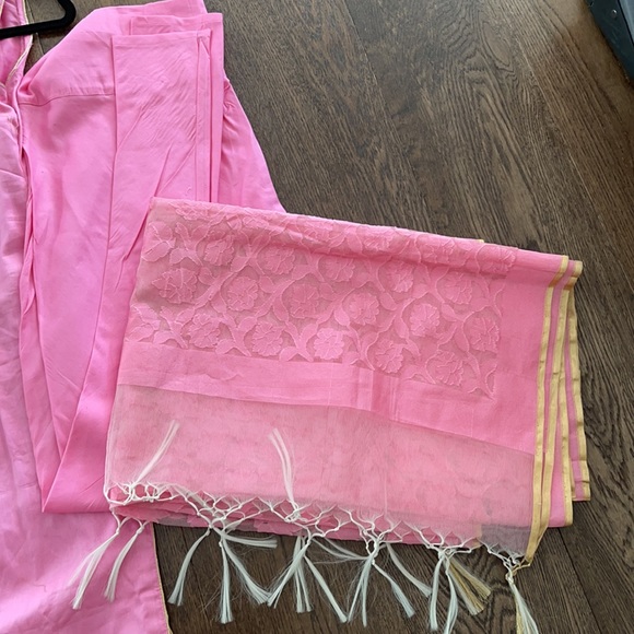 Pink Indian suit - Picture 3 of 3